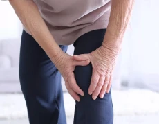 Fotografía de una persona con dolor en las rodillas